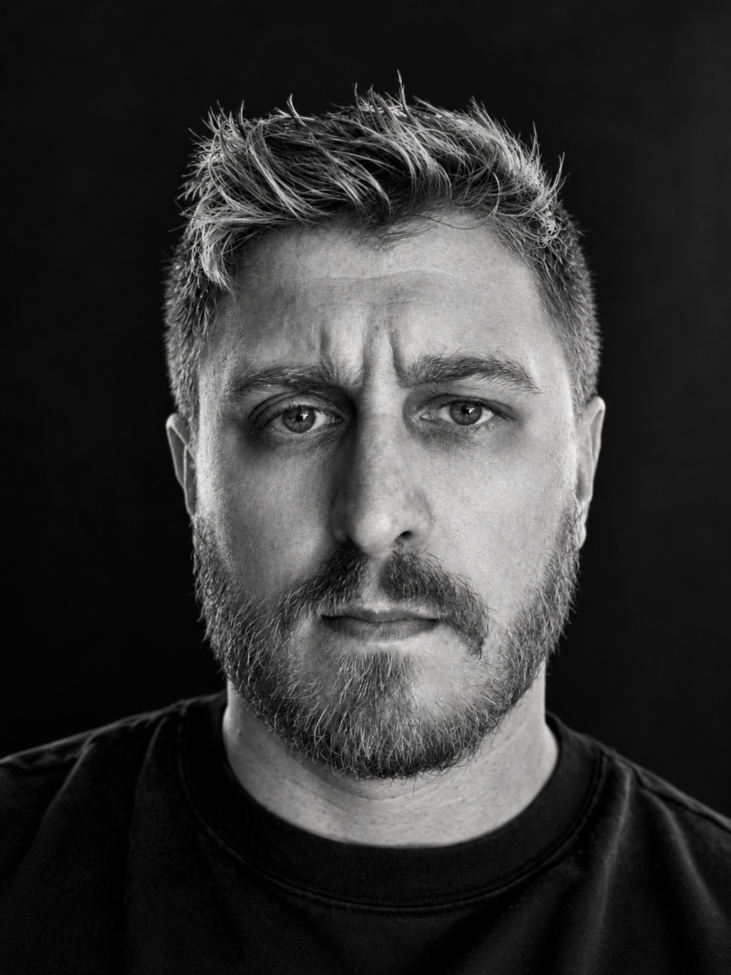 Ritratto in bianco e nero di Nicolae, fotografo Nicoradu